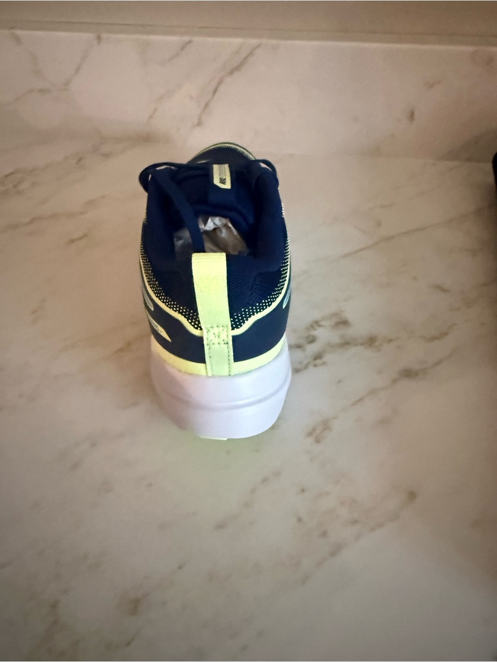 Nike Kid cosmic running sneaker size 4Y new with tags - Picture 5 of 9